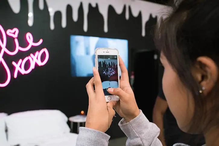 kylie-jenner-popup-selfie